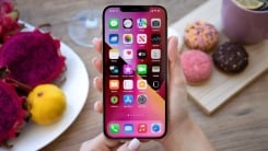 woman's hand holding iphone