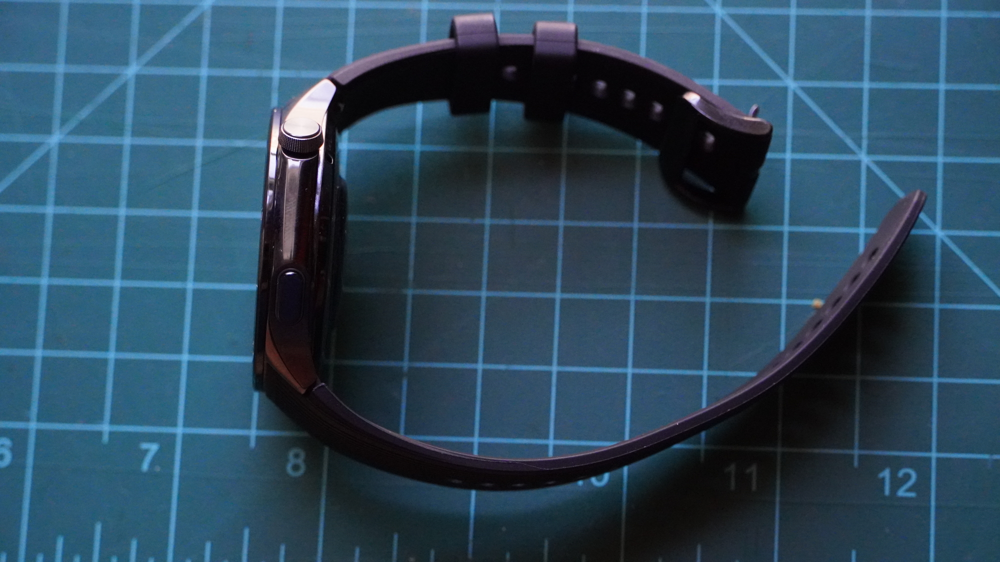 OnePlus Watch 3 on a measurement mat