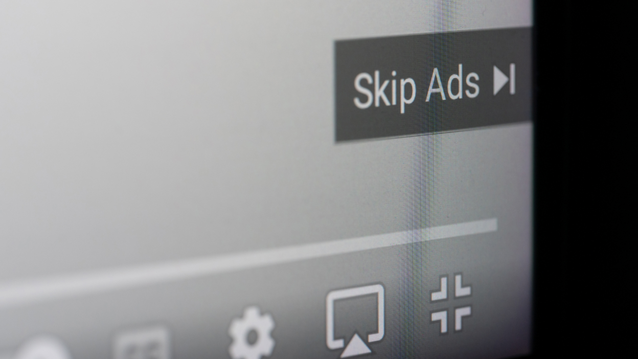 YouTube interface showing the "skip ad" option