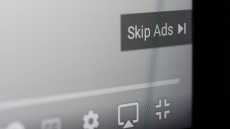 YouTube interface showing the "skip ad" option