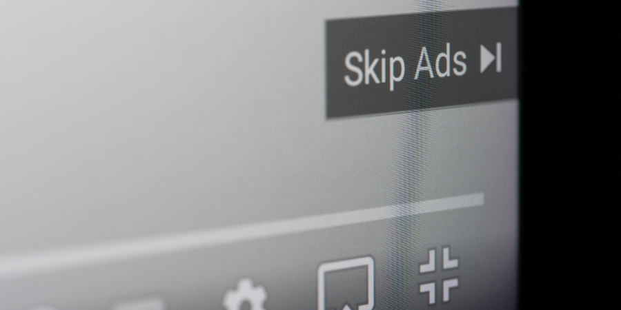 YouTube interface showing the "skip ad" option